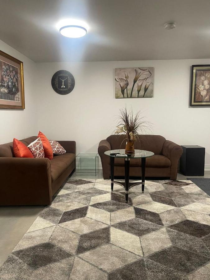 شقة تورونتو  في Bright Parkdale Court - Little Portugal W/ Free Parking المظهر الخارجي الصورة