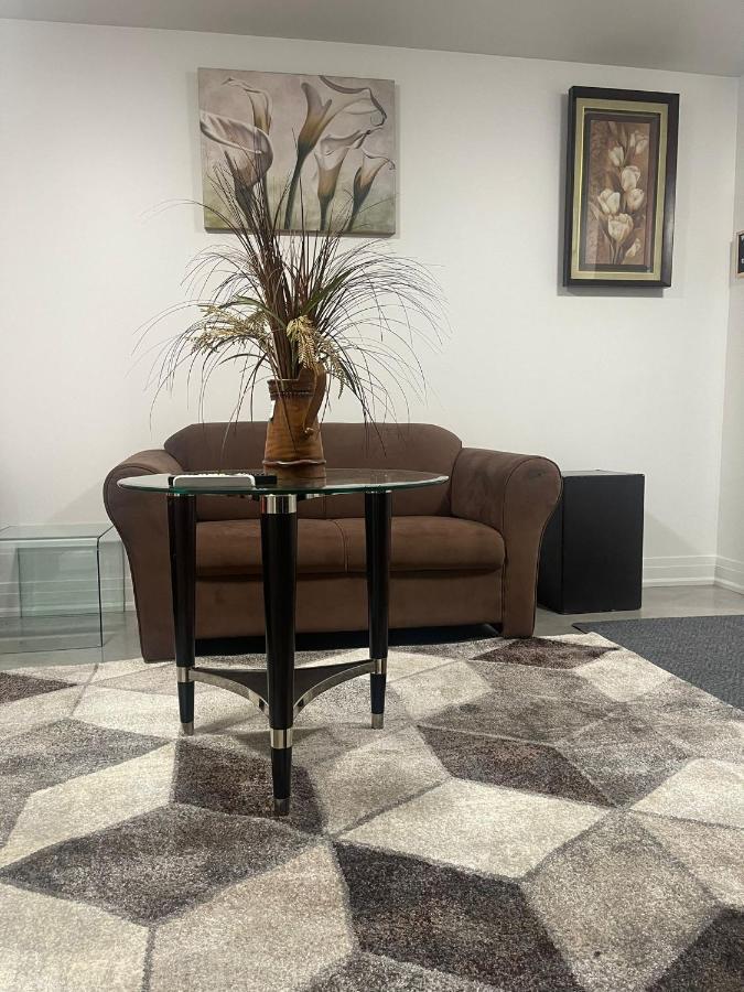 شقة تورونتو  في Bright Parkdale Court - Little Portugal W/ Free Parking المظهر الخارجي الصورة