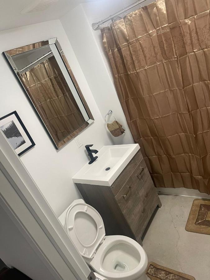 شقة تورونتو  في Bright Parkdale Court - Little Portugal W/ Free Parking المظهر الخارجي الصورة