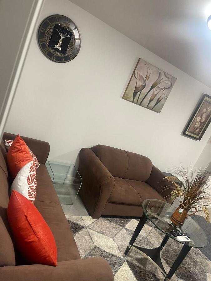 شقة تورونتو  في Bright Parkdale Court - Little Portugal W/ Free Parking المظهر الخارجي الصورة