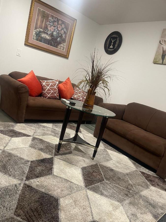 شقة تورونتو  في Bright Parkdale Court - Little Portugal W/ Free Parking المظهر الخارجي الصورة