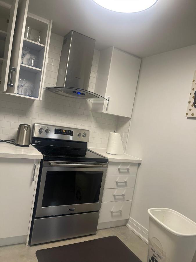 شقة تورونتو  في Bright Parkdale Court - Little Portugal W/ Free Parking المظهر الخارجي الصورة