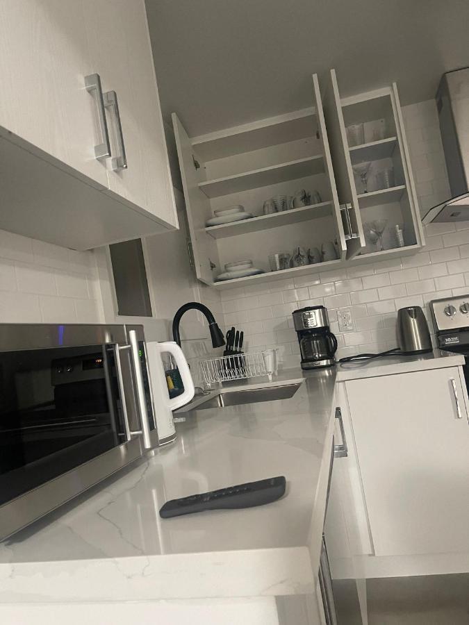 شقة تورونتو  في Bright Parkdale Court - Little Portugal W/ Free Parking المظهر الخارجي الصورة