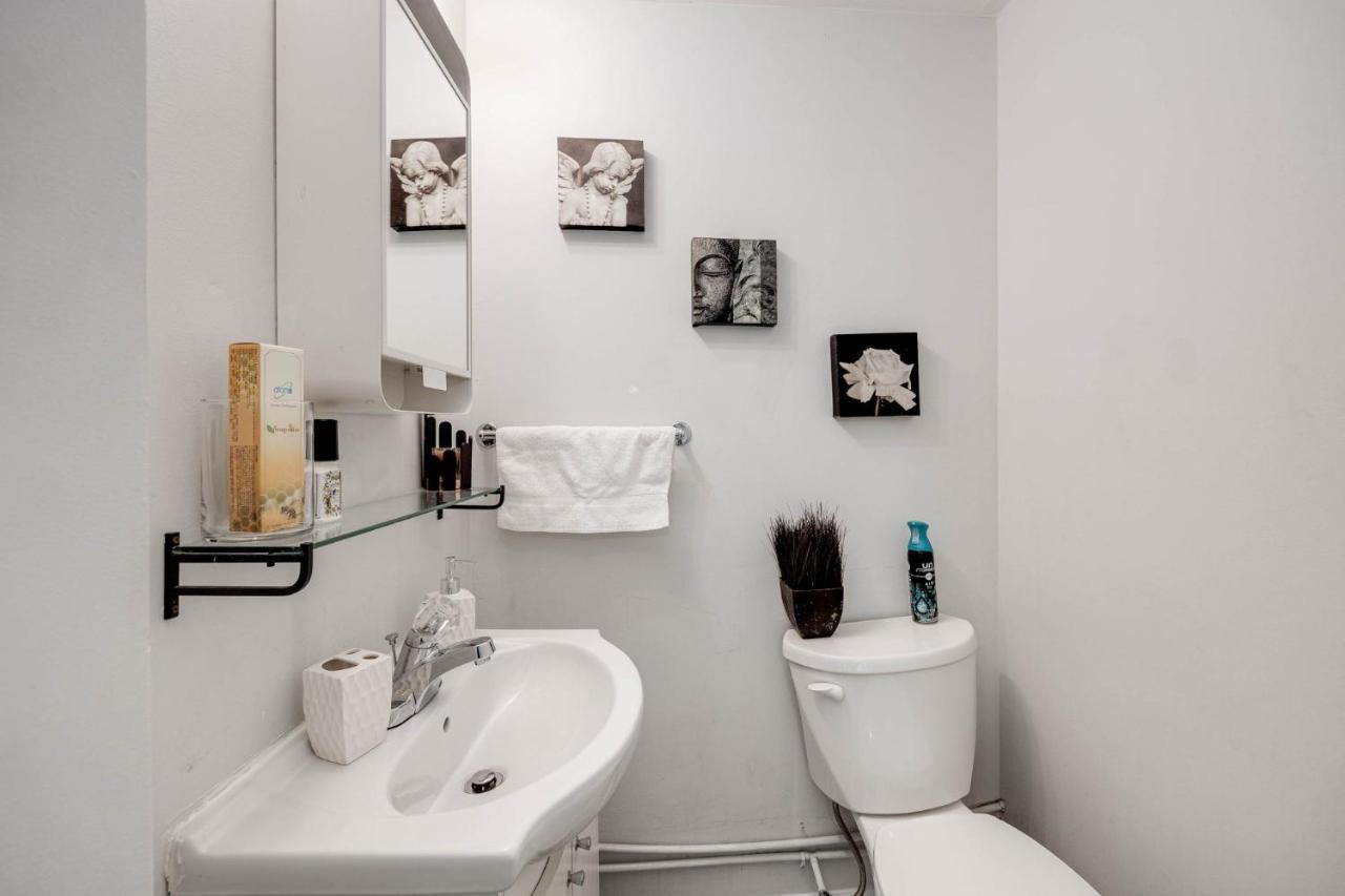 شقة تورونتو  في Bright Parkdale Court - Little Portugal W/ Free Parking المظهر الخارجي الصورة
